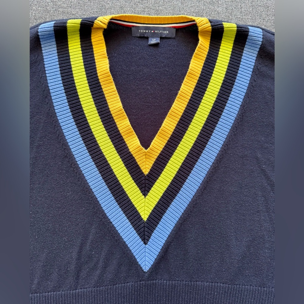 Tommy Hilfiger Women’s Cropped Black Color Block V-Neck Sweater Size Small - Picture 3 of 14